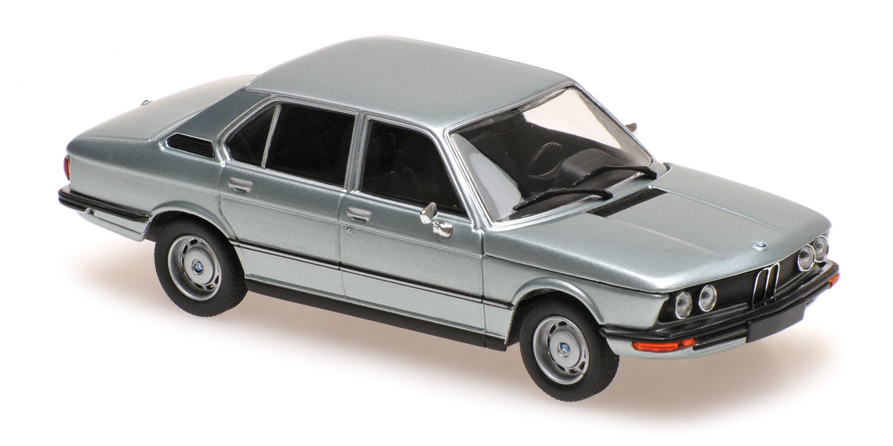 Maxichamps - BMW 520 - 1972 - LIGHT BLUE METALLIC Maxichamps - BMW 520 - 1972 - LIGHT BLUE METALLIC