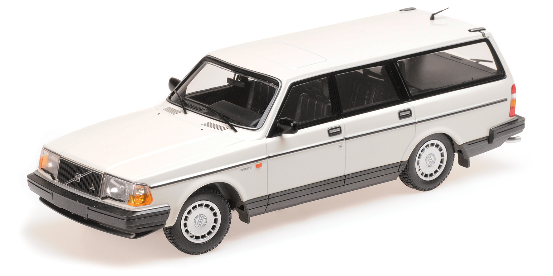 Minichamps - VOLVO 240 GL BREAK - 1986 - WHITE Minichamps - VOLVO 240 GL BREAK - 1986 - WHITE